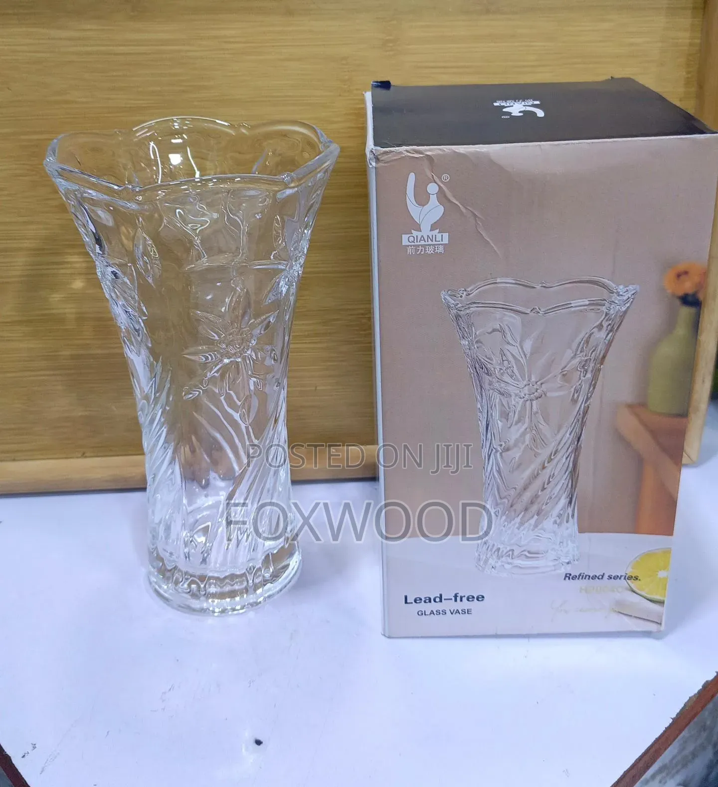 *Elegant Glass Flower Vase* 
