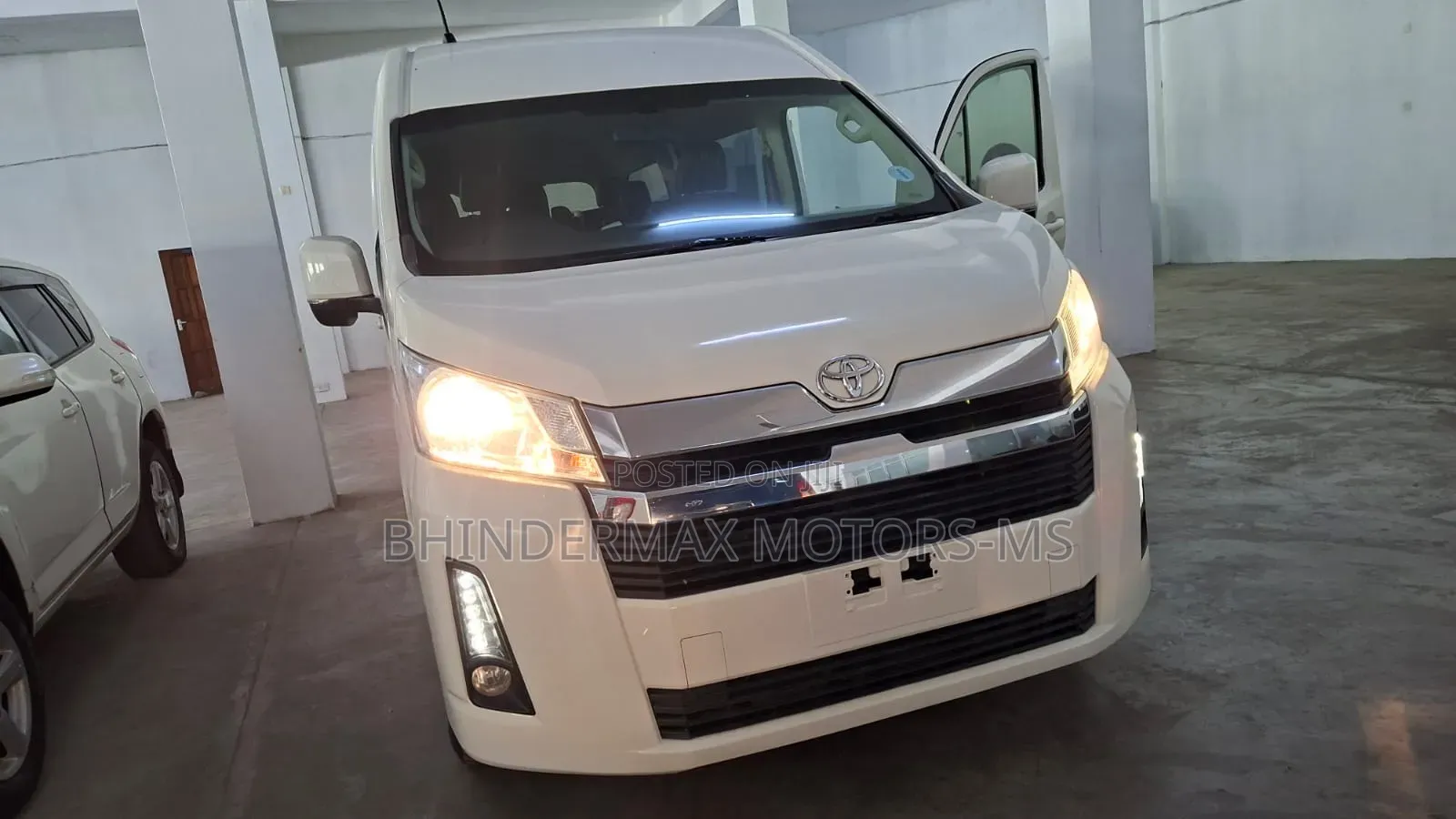 Toyota HiAce 2019 White