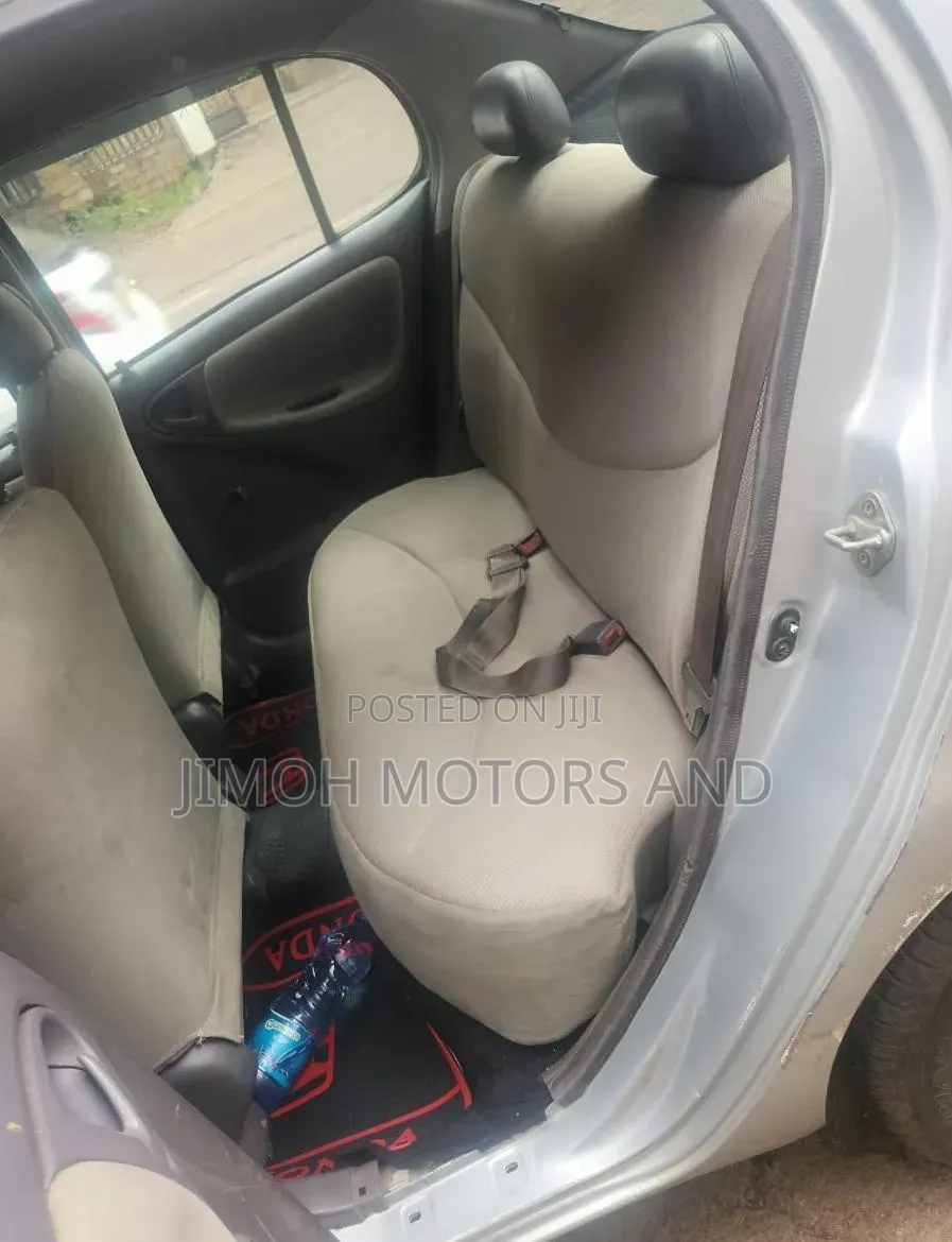 Toyota Platz 2001 White