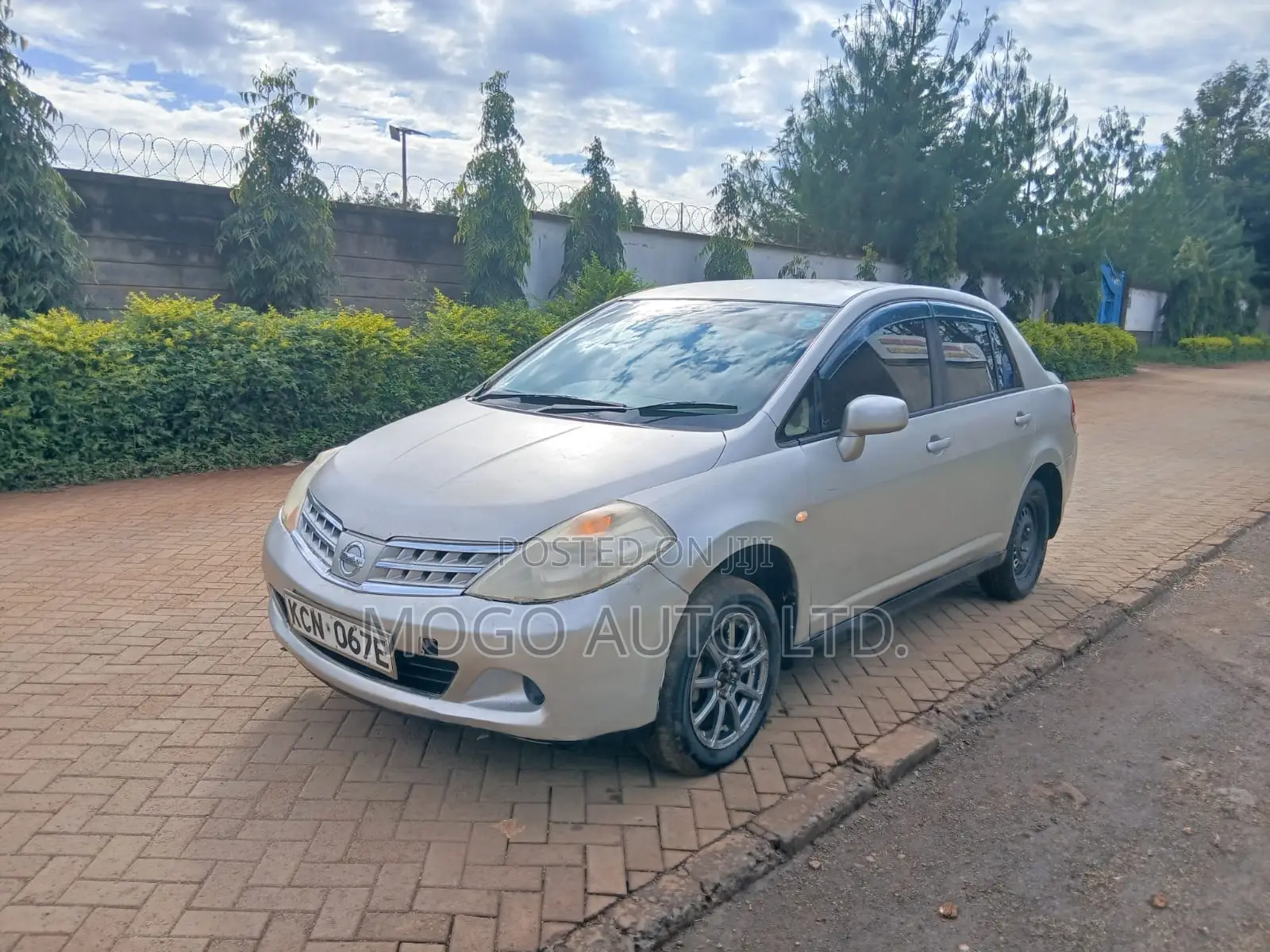 Nissan Tiida 2010 Gold