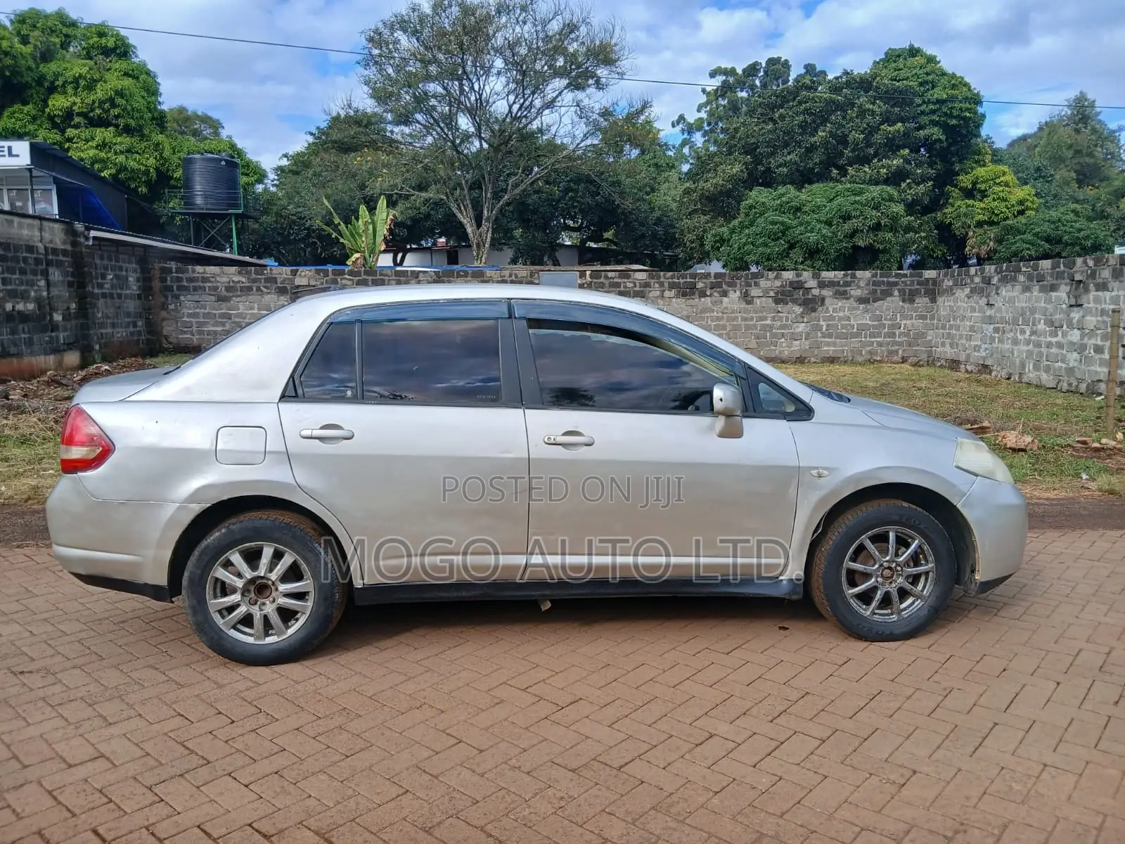 Nissan Tiida 2010 Gold