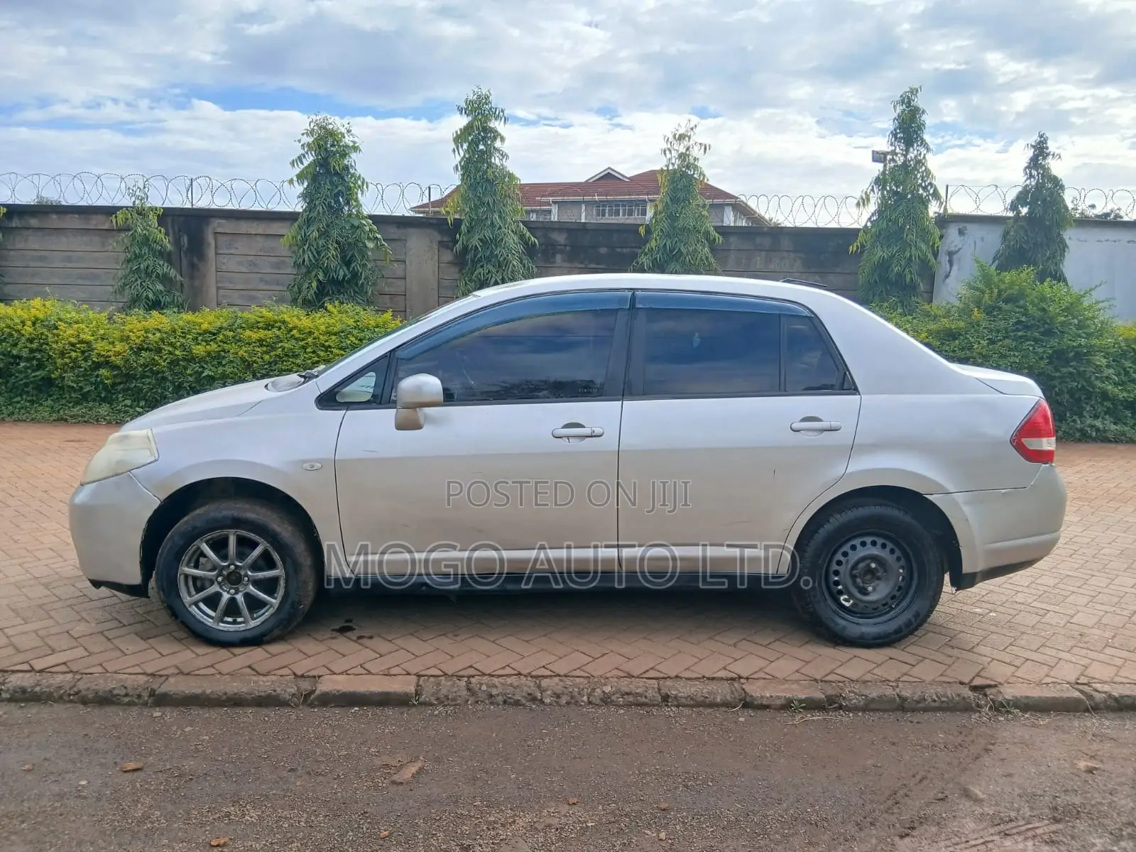 Nissan Tiida 2010 Gold
