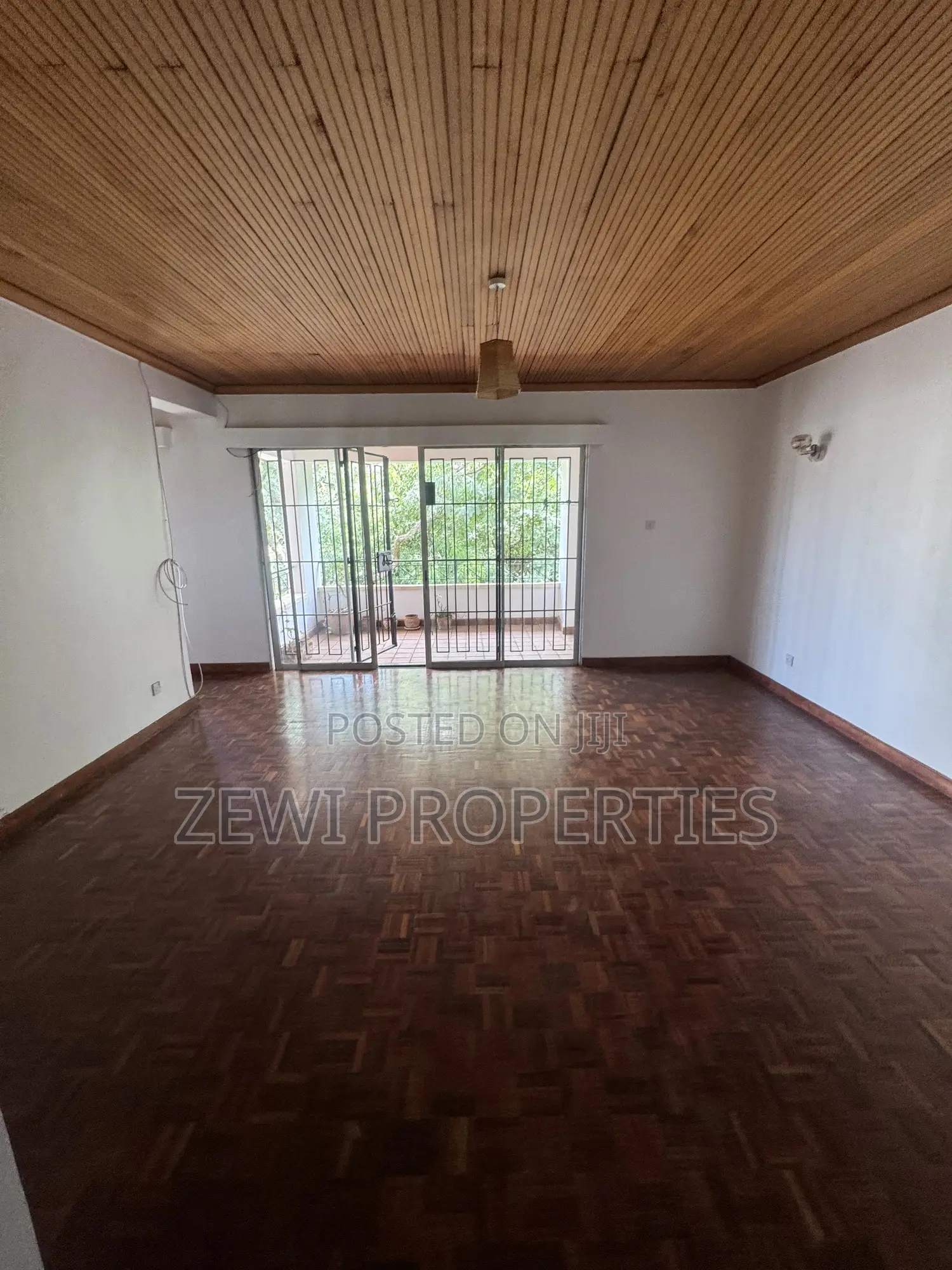 4bdrm Penthouse in State House Area for rent