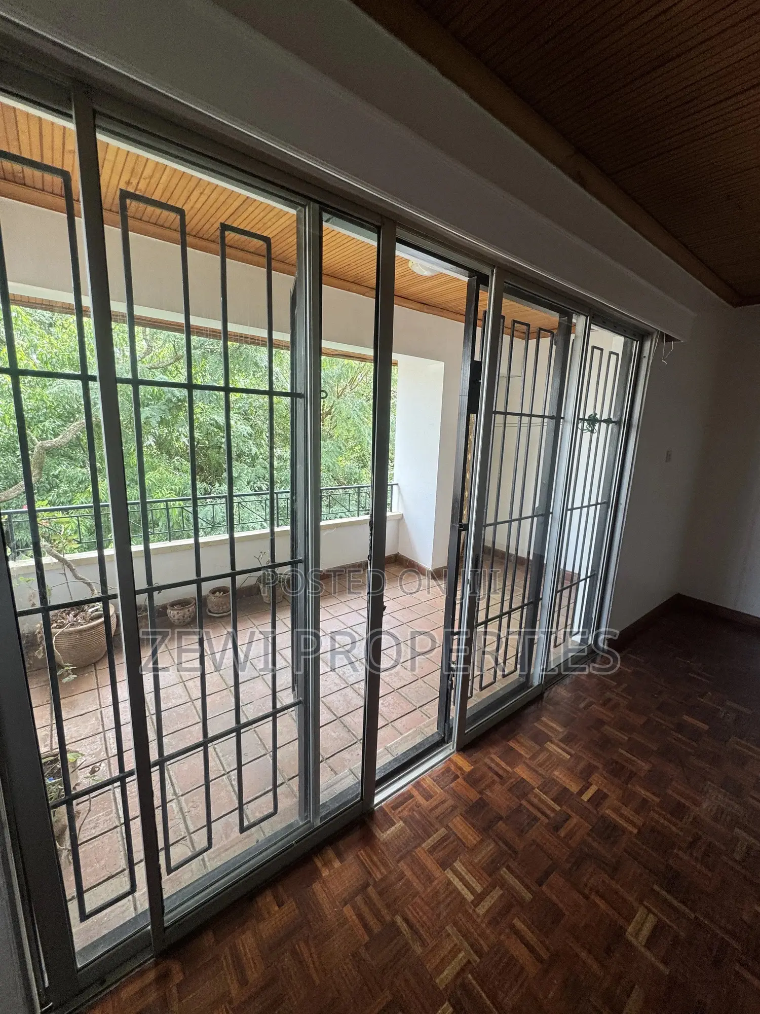 4bdrm Penthouse in State House Area for rent
