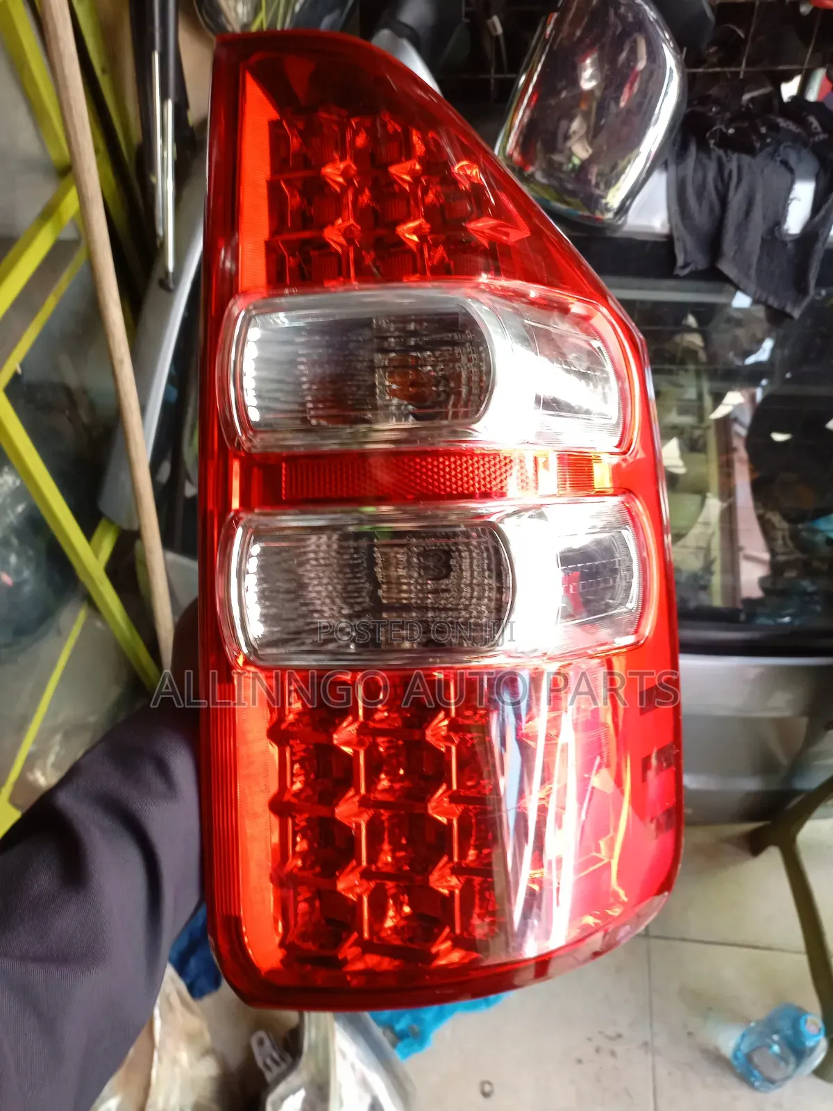 Toyota Noah 2012 Taillight