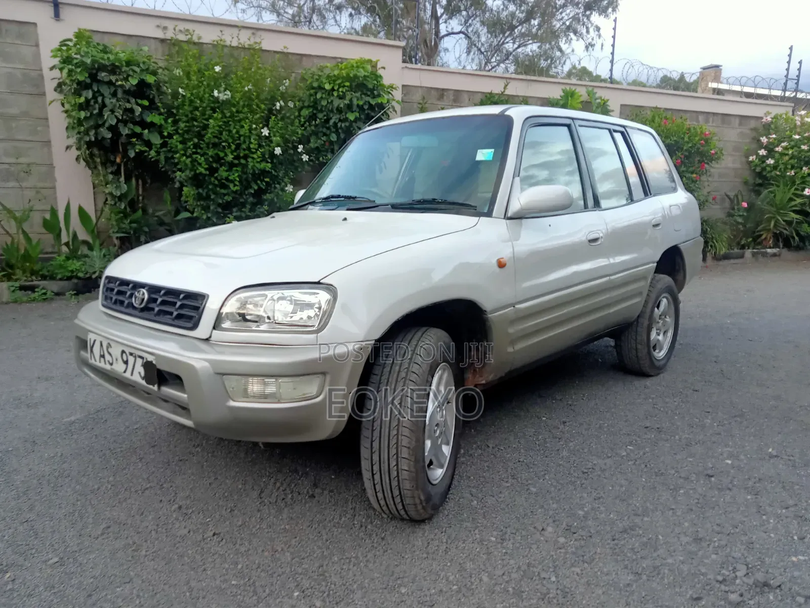 Toyota RAV4 Base FWD 1997 White
