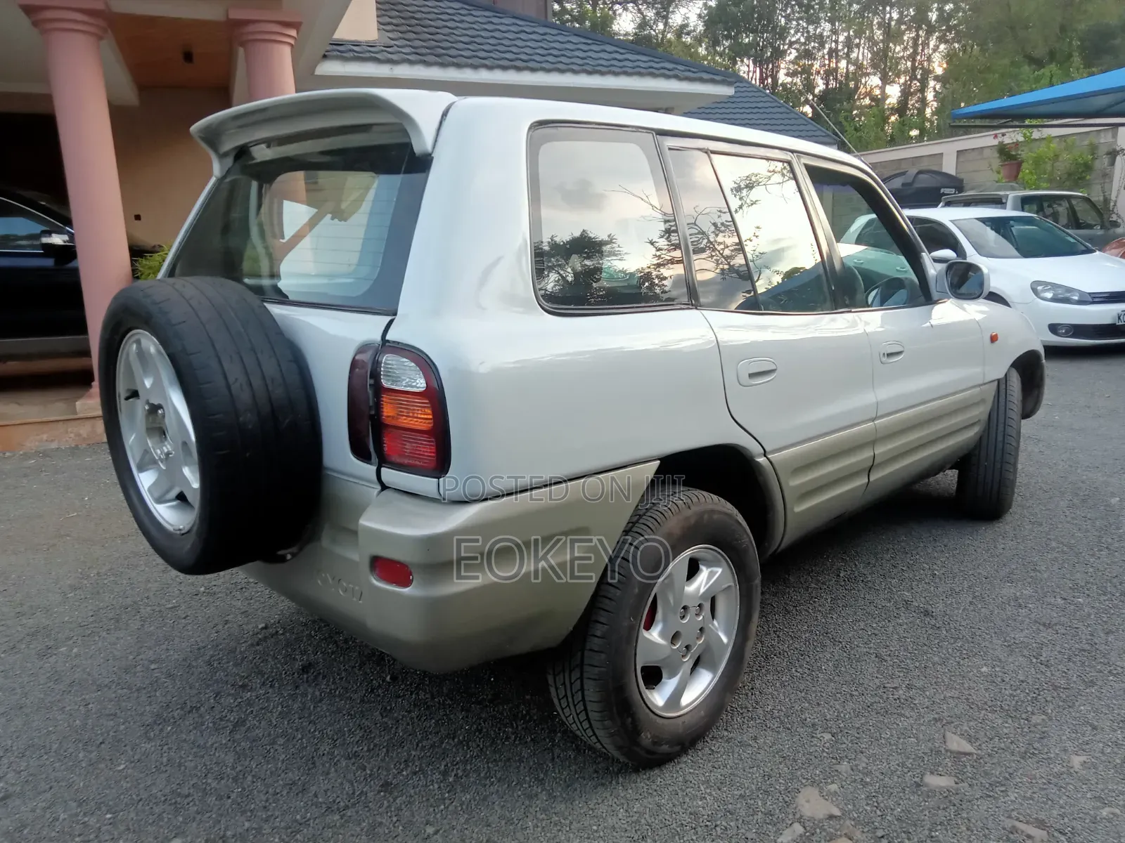Toyota RAV4 Base FWD 1997 White