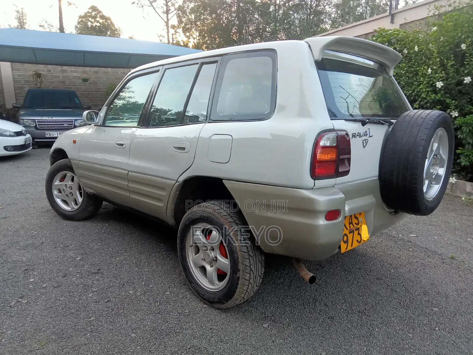 Toyota RAV4 Base FWD 1997 White