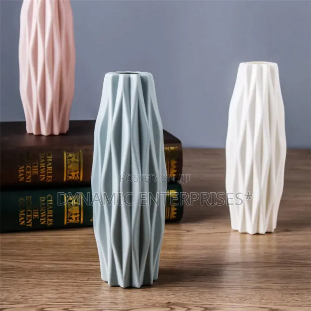 *Nordic Unbreakable Wavy Vase- Plastic*
 
Color: White 
Size: 18cm