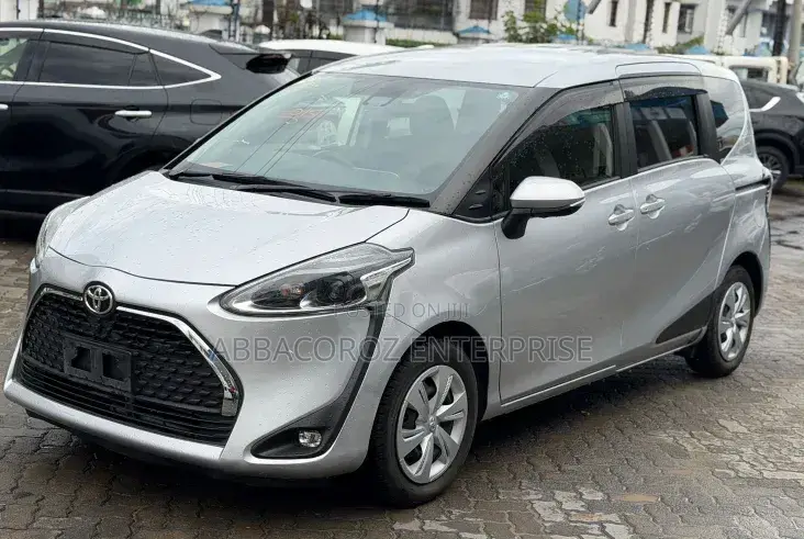 Toyota Sienta 2019 Silver