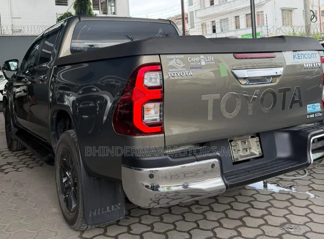 Toyota Hilux 2021 Gray
