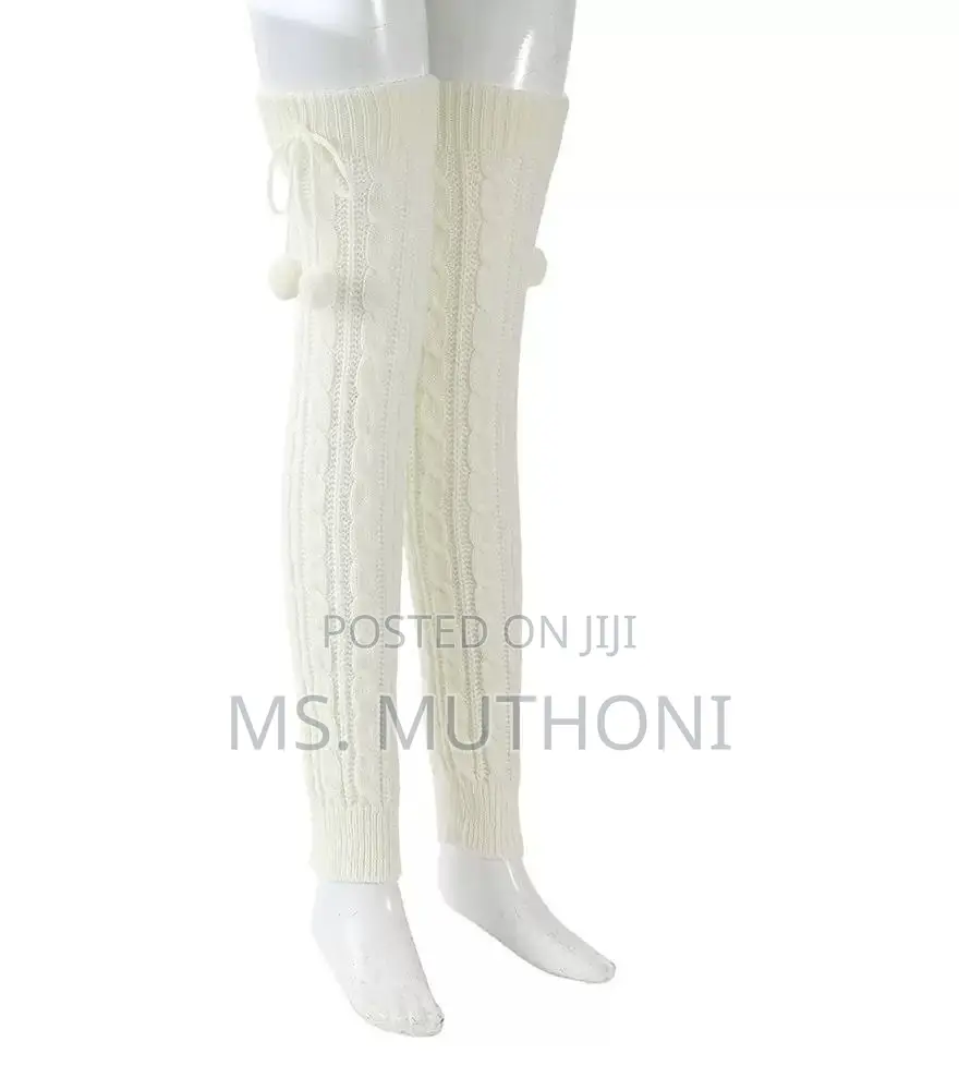 Cable-Knit Leg Warmers Featuring Decorative Pom-Poms and Ribbed Cuffs