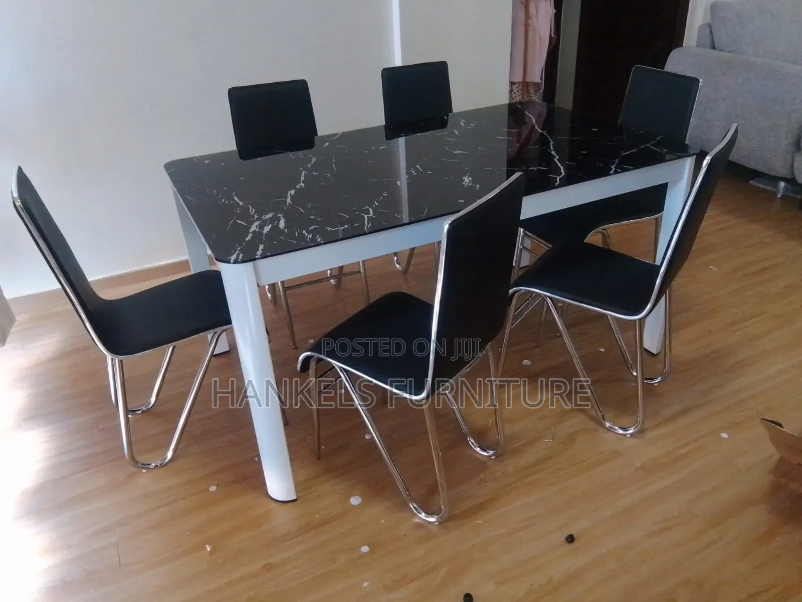Luxury 6 Seater Dining Table With Comfortable Chairs