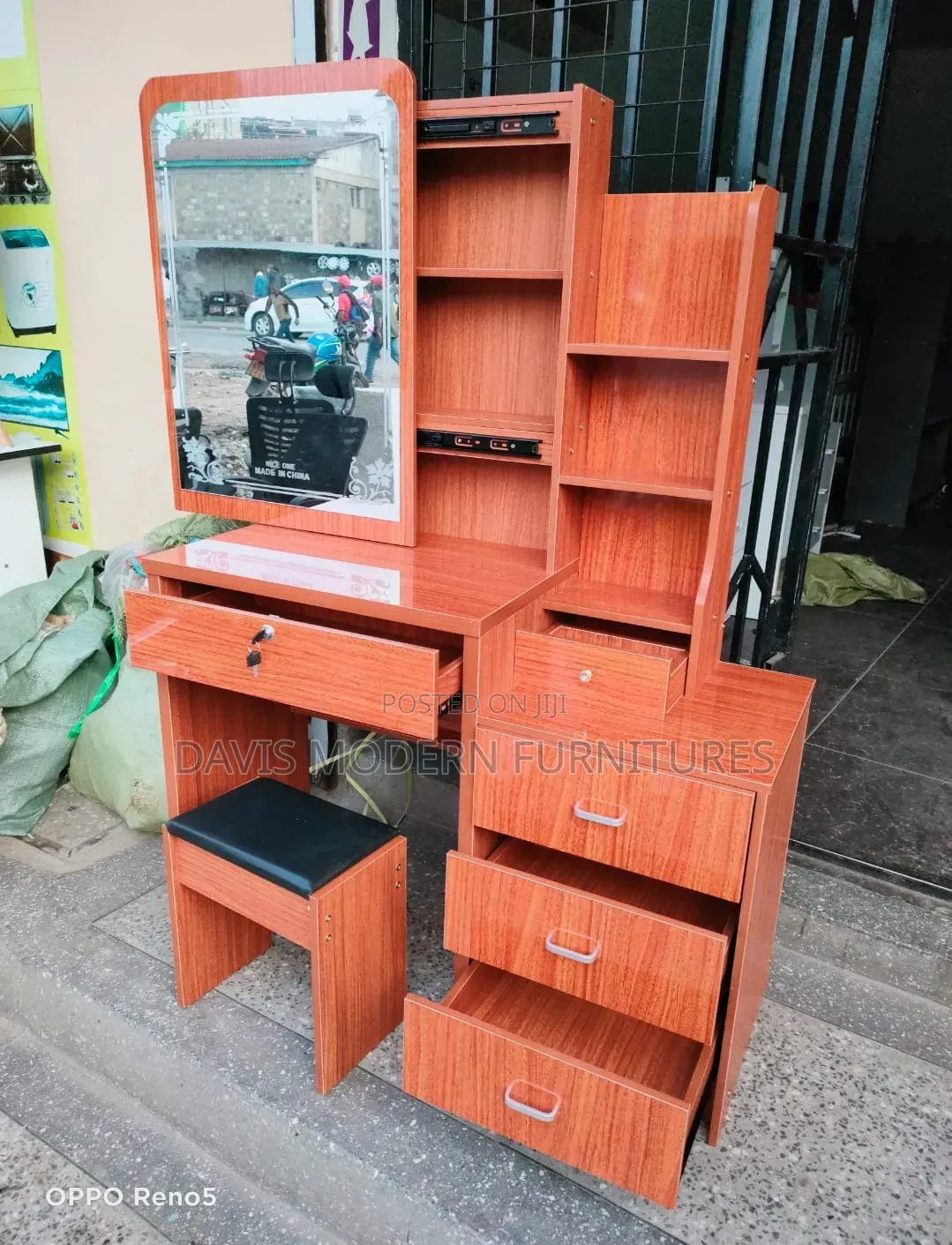 A Wood -Grain Dressing Table Set