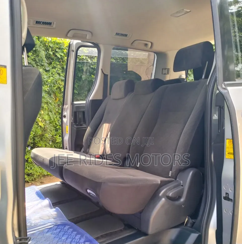 Toyota Noah 2.0 158hp FWD (8 Seater) 2012 Silver