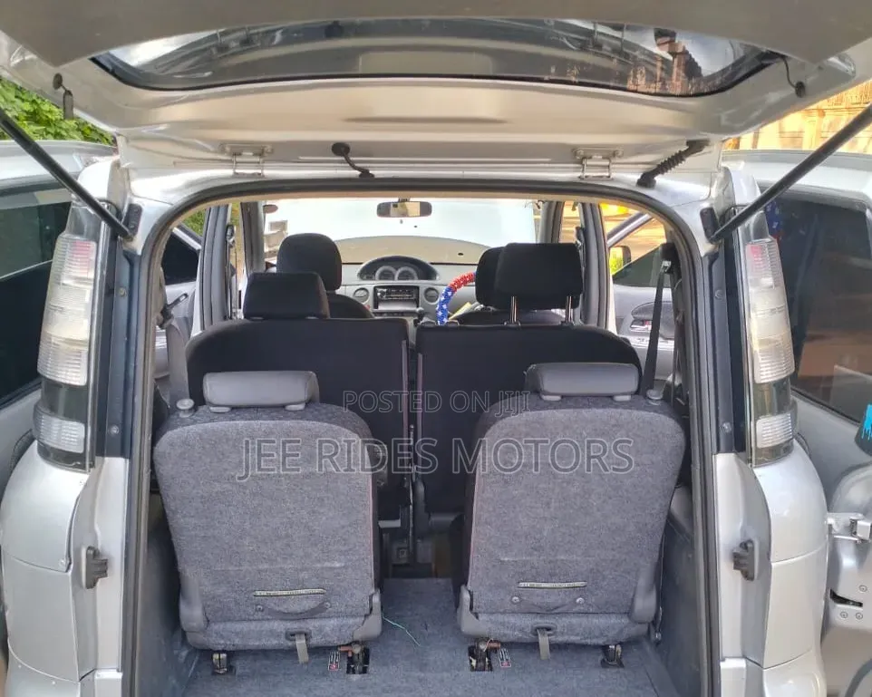Toyota Sienta 1.5 FWD 2012 Silver