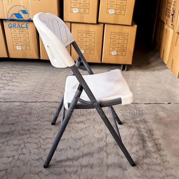Office Chair : White Plastic Folding Chair With a Gray Metal Frame.