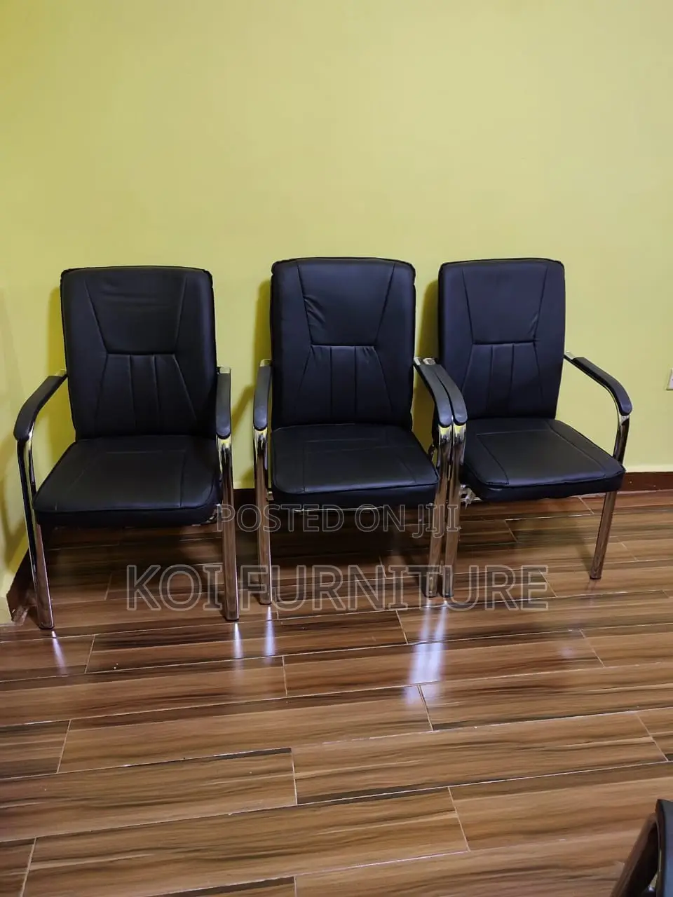 Office Chair : L45m Modern Executive Visitor Chair in Black Pu Leather