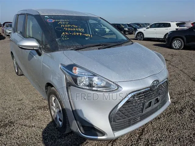 Toyota Sienta 2022 Silver
