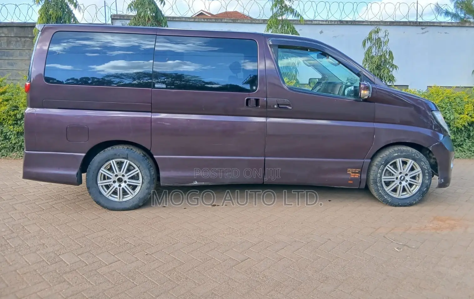Nissan Serena 2010 Red
