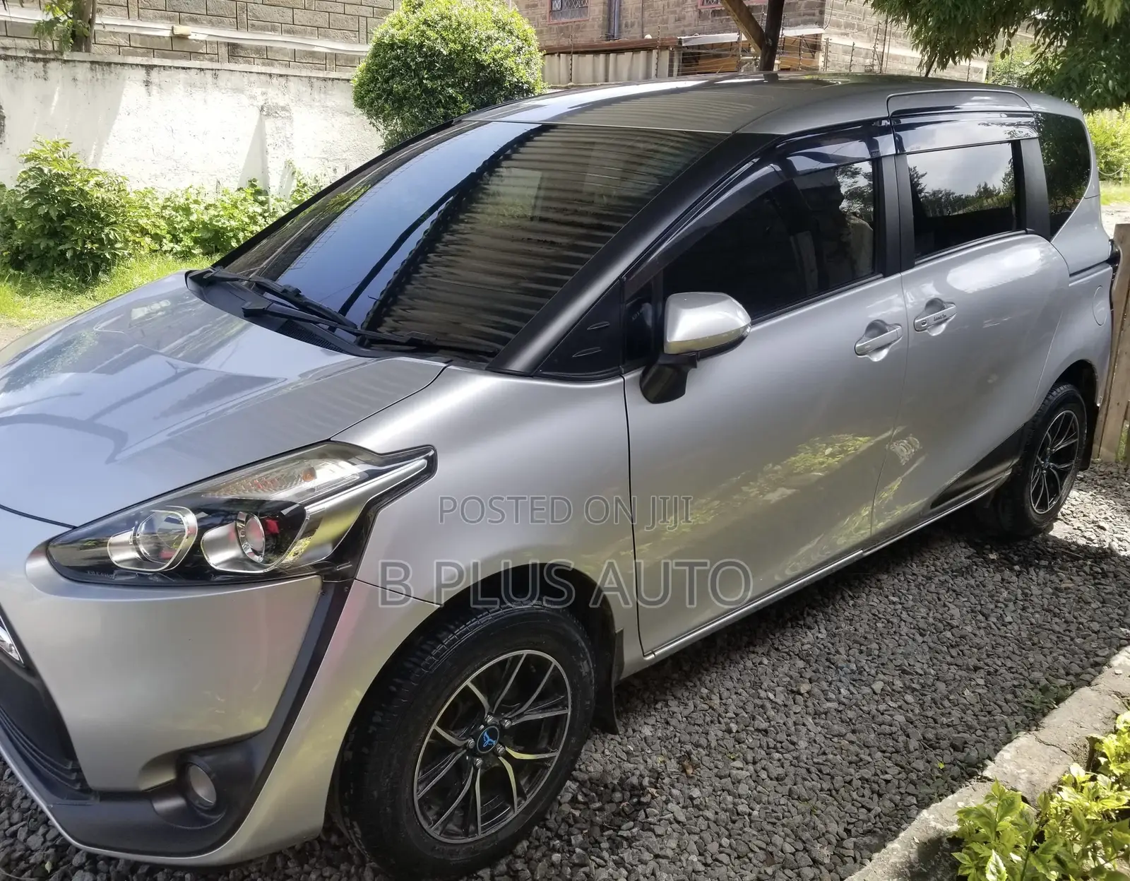 Toyota Sienta 2018 Silver