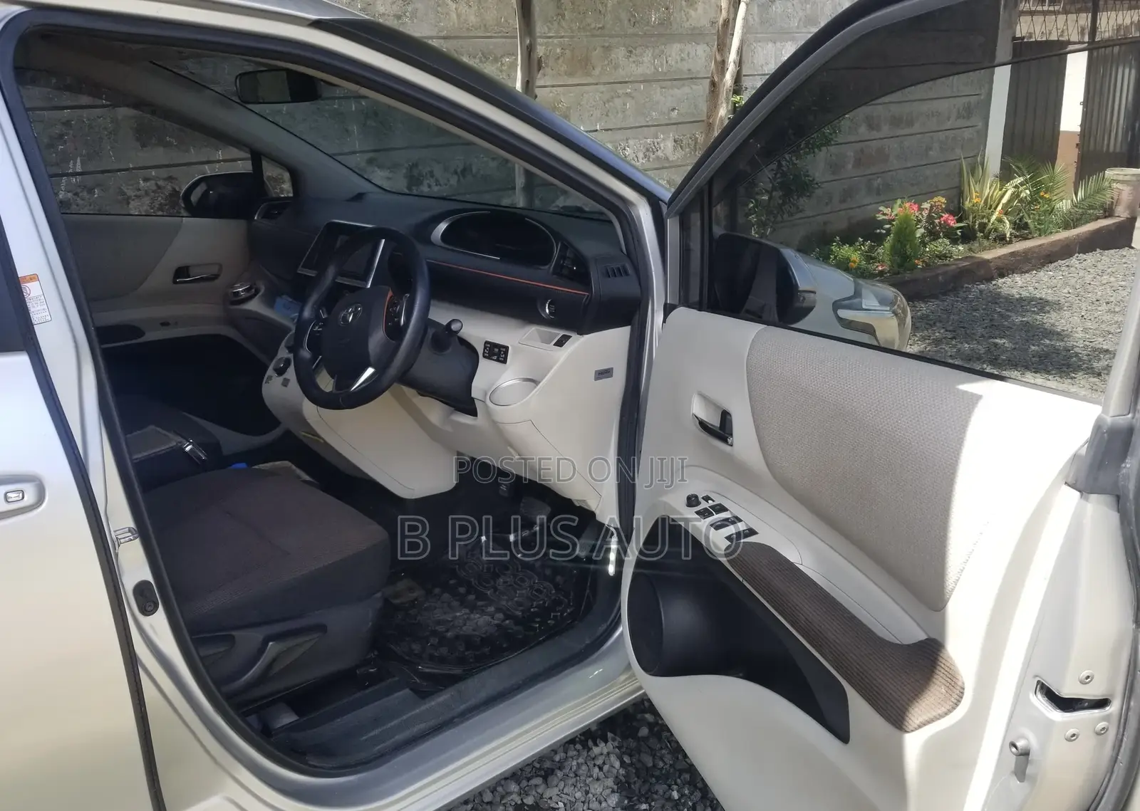 Toyota Sienta 2018 Silver