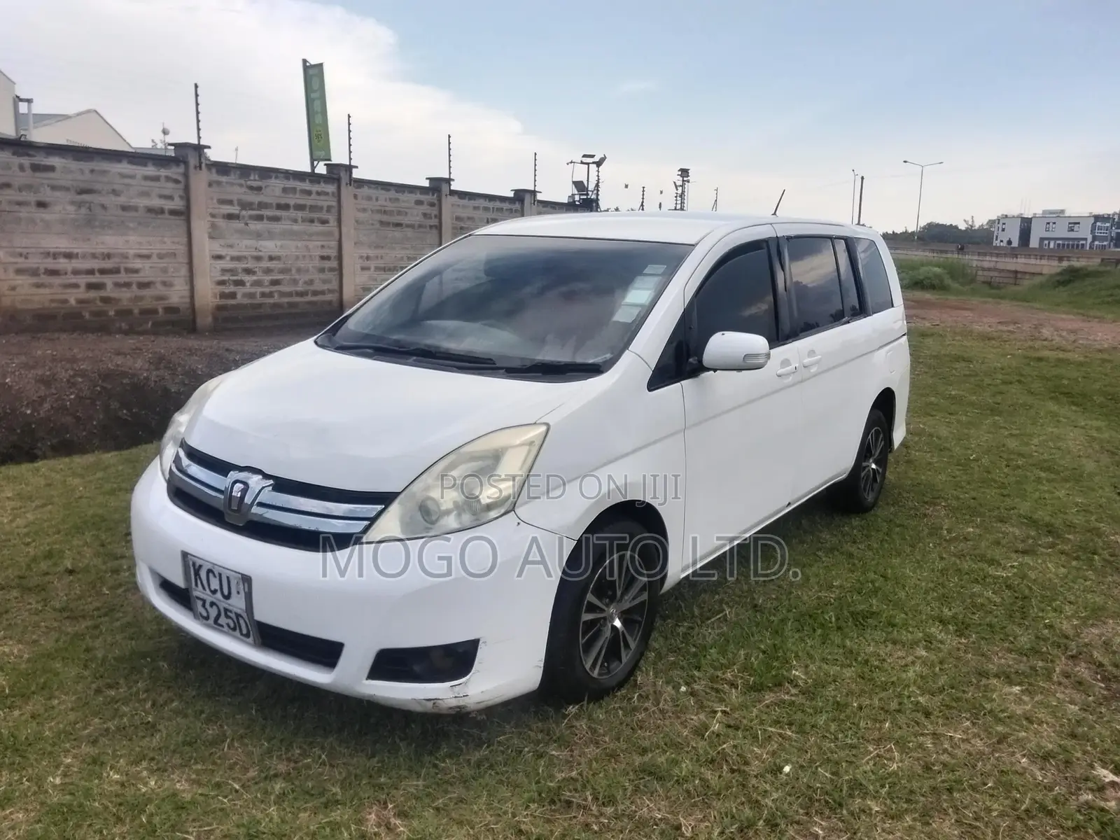 Toyota ISIS 2012 Pearl