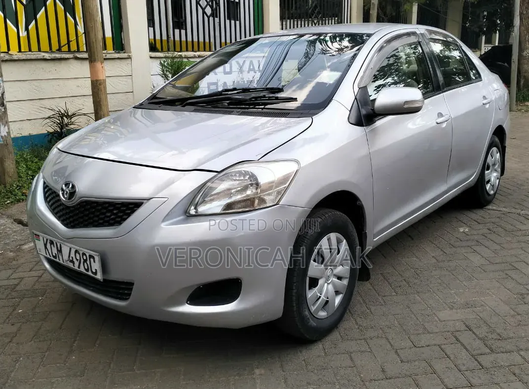 Toyota Belta 2010 Silver