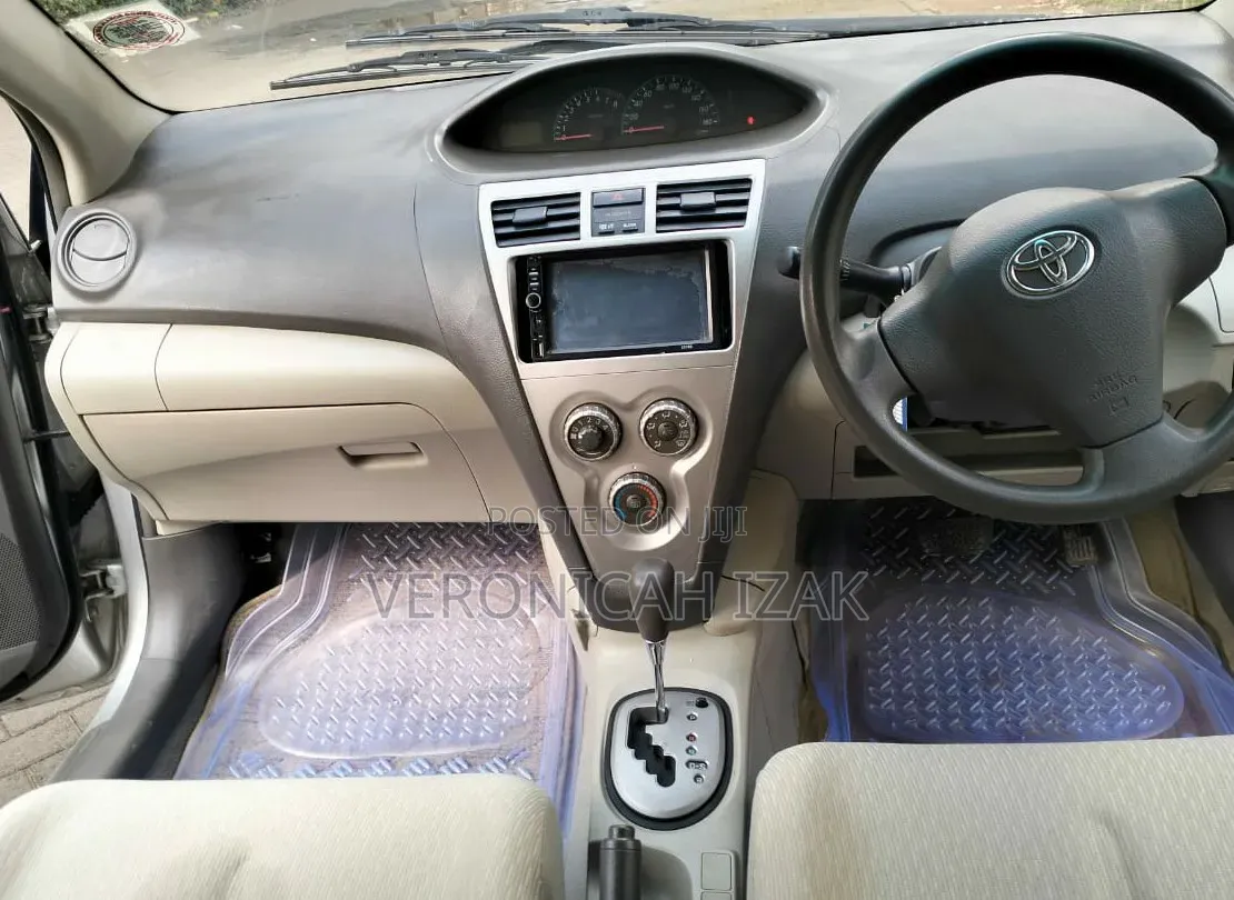 Toyota Belta 2010 Silver