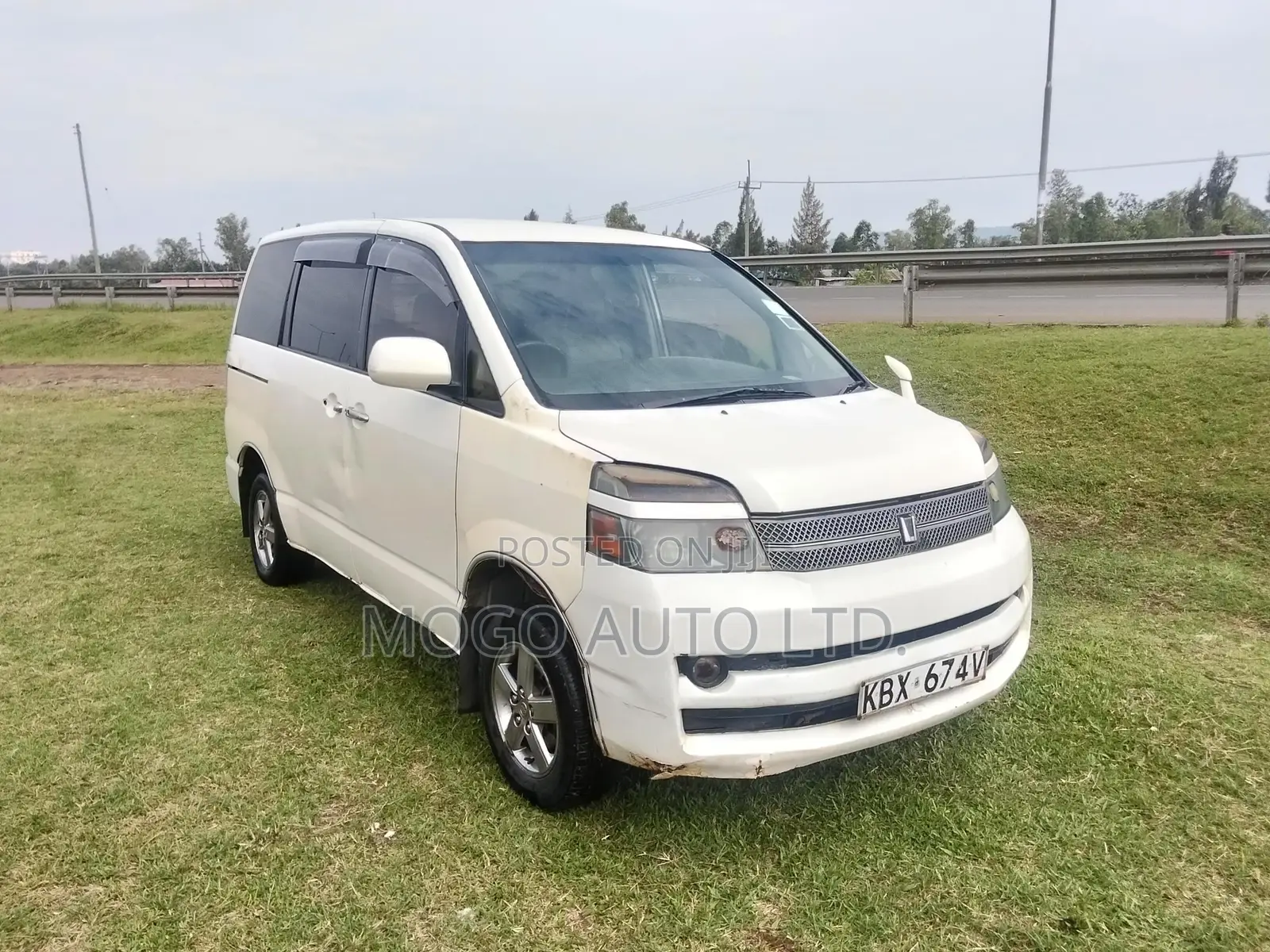 Toyota Voxy 2006 White