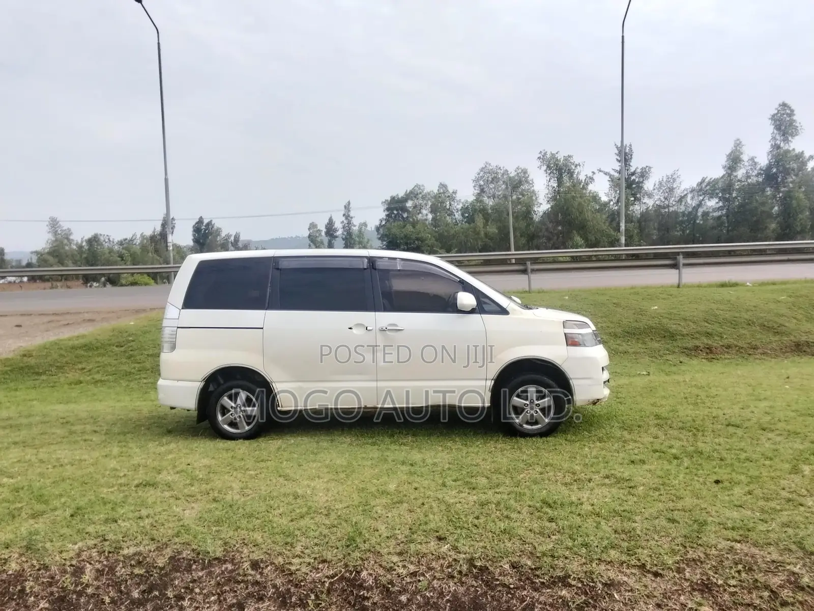 Toyota Voxy 2006 White