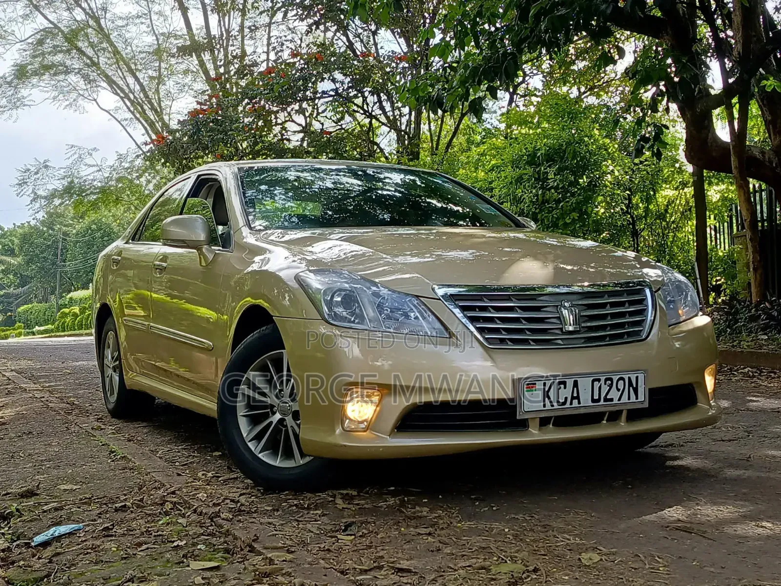 Toyota Crown 2010 Gold
