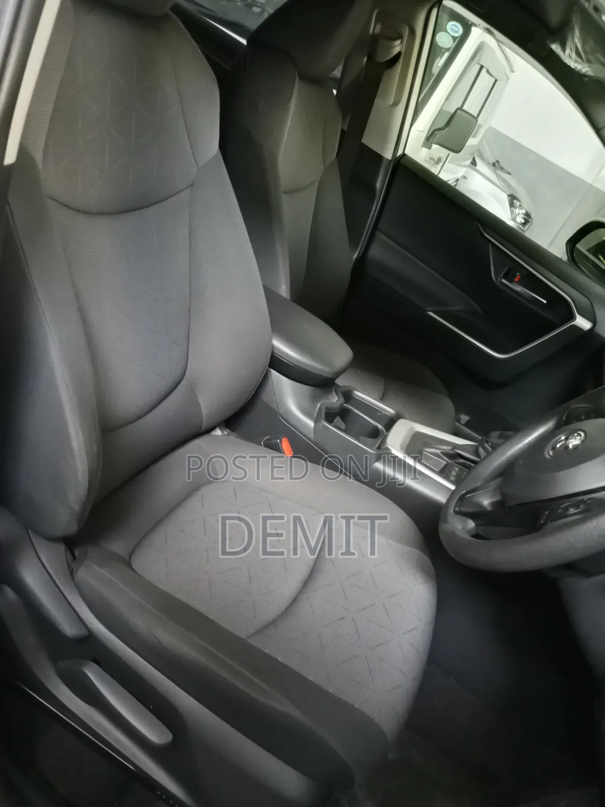 Toyota RAV4 LE AWD 2019 White