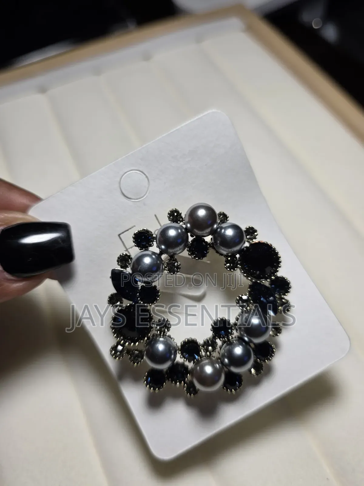 One Brooch, Endless Elegance