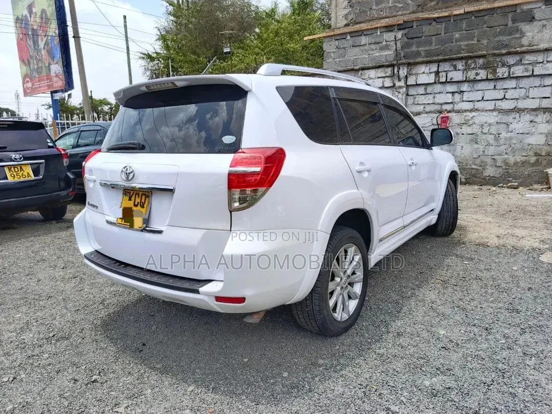 Toyota Vanguard 2011 White