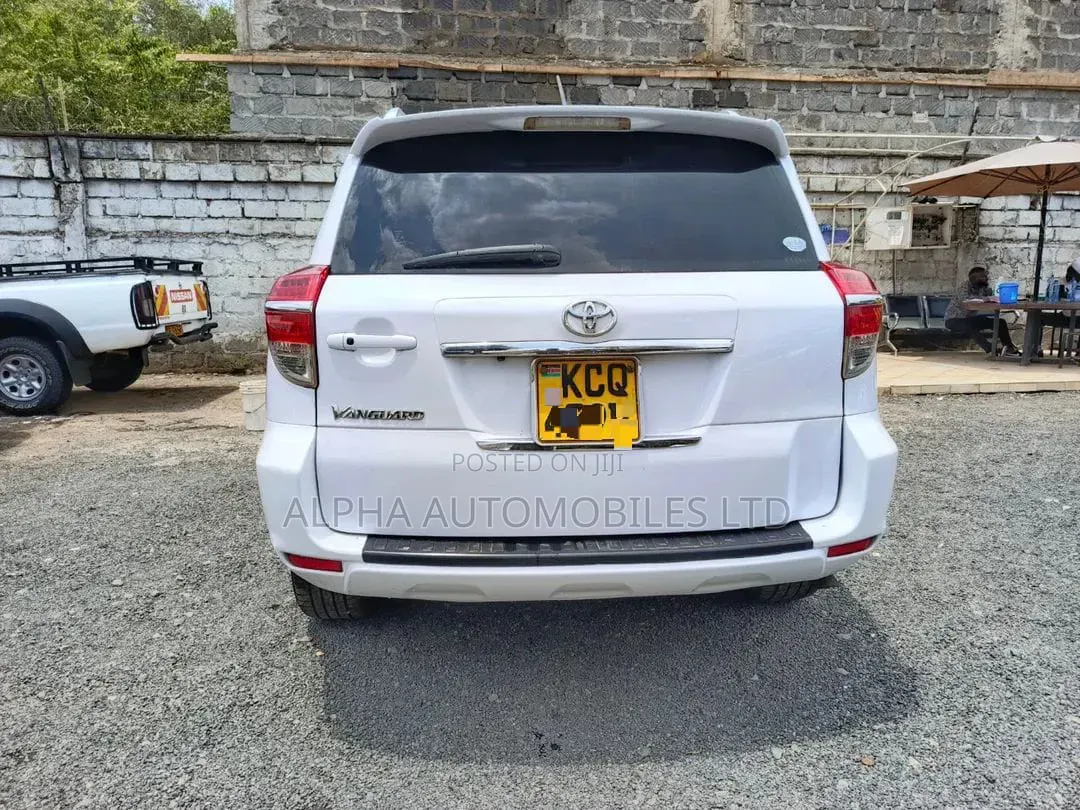 Toyota Vanguard 2011 White