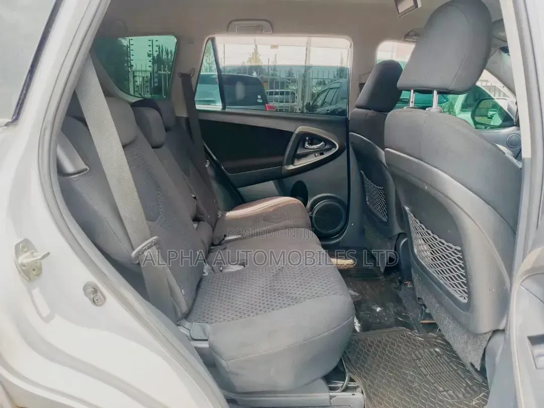 Toyota Vanguard 2011 White