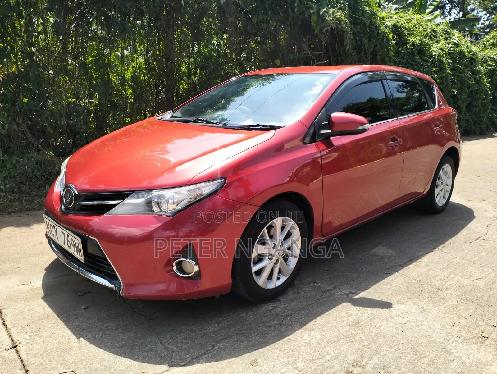 Toyota Auris 2013 Red