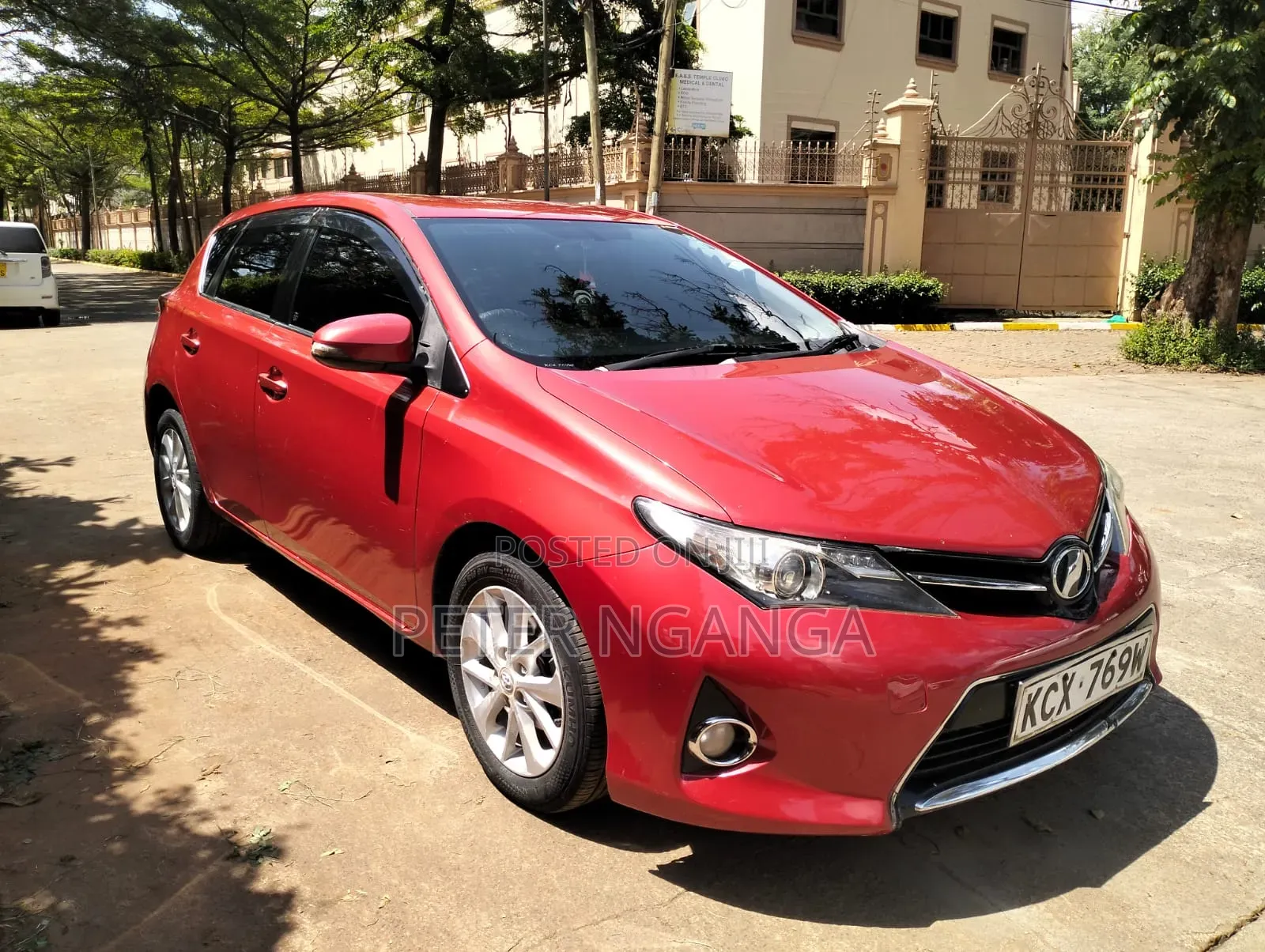 Toyota Auris 2013 Red