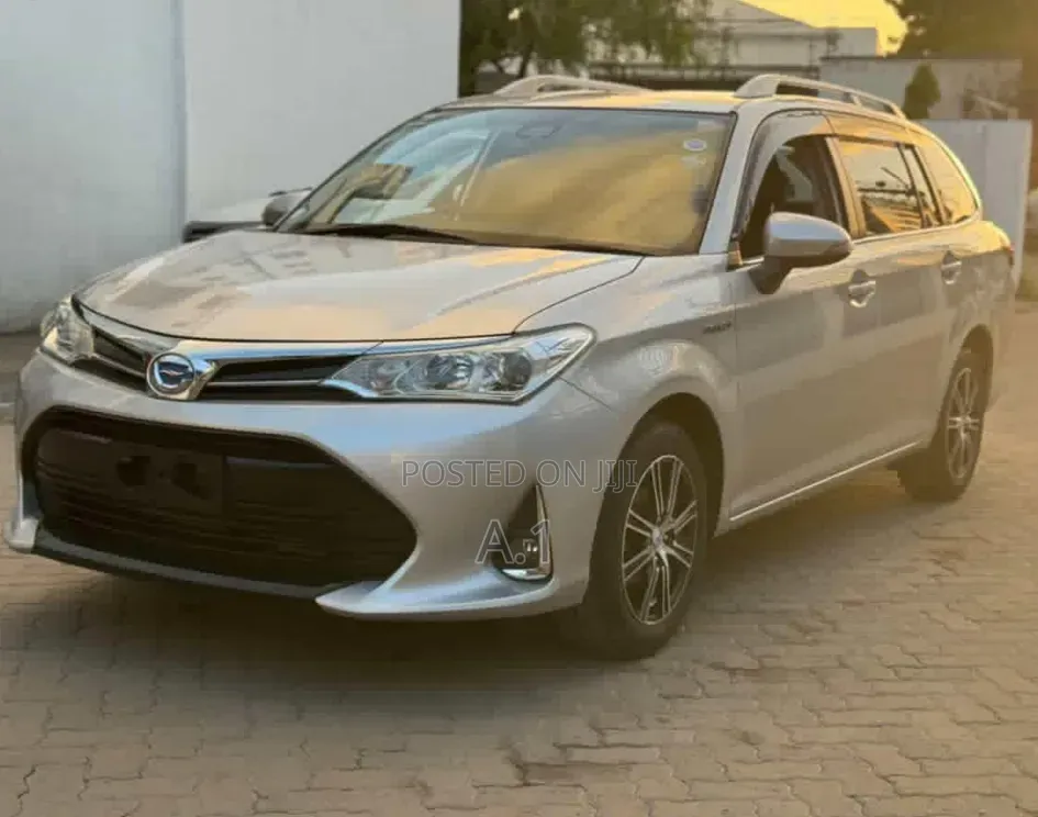 Toyota Corolla Fielder 1.5 Hybrid FWD 2019 Silver
