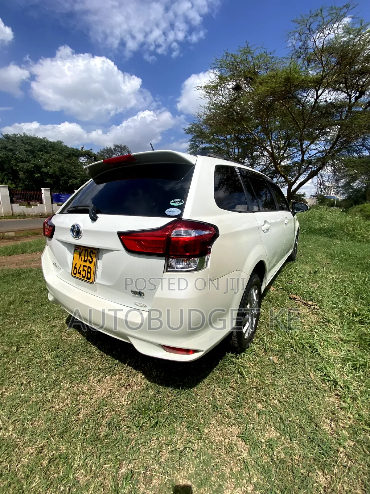 Toyota Corolla Fielder 1.5 Hybrid FWD 2017 White