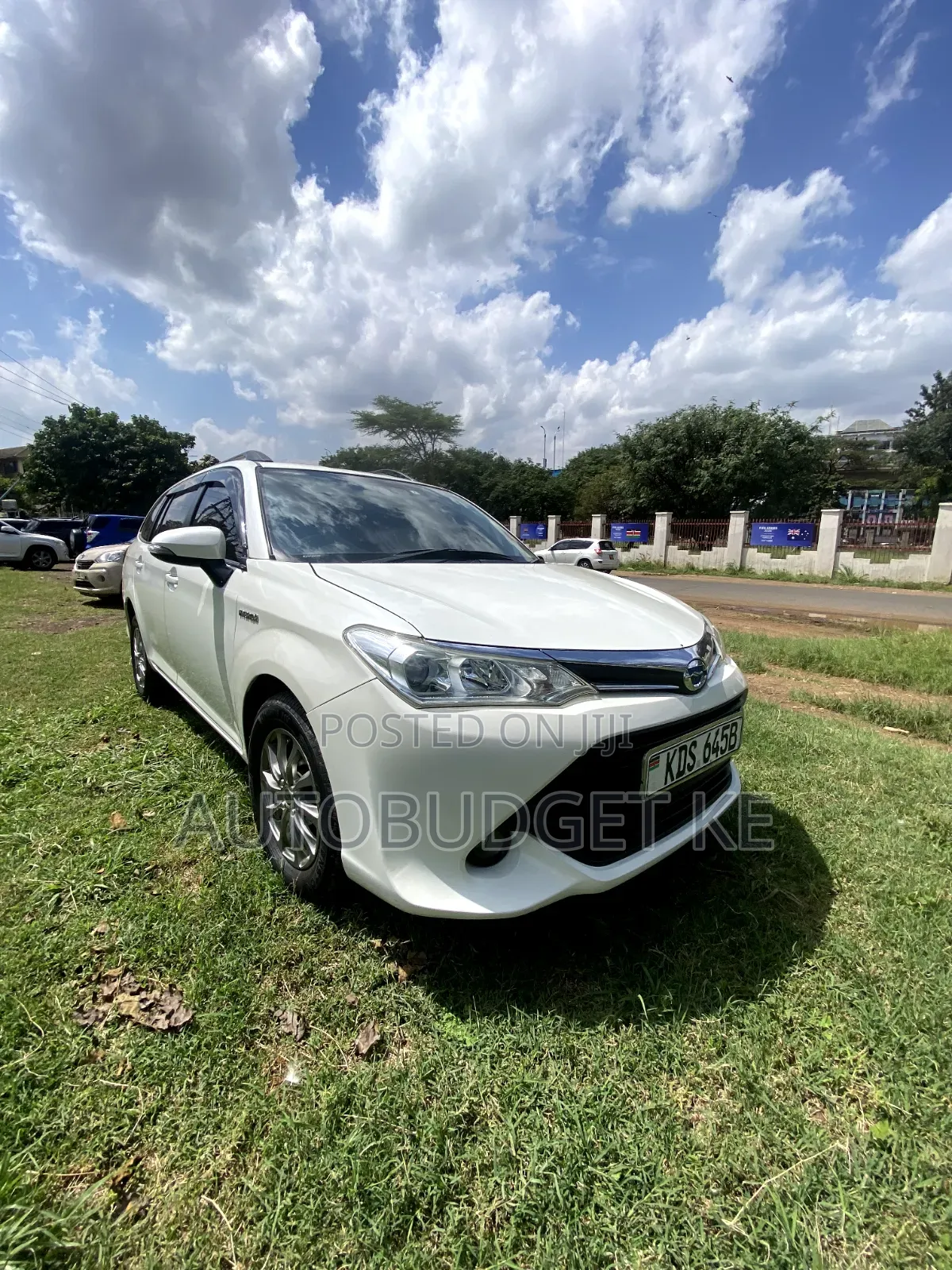 Toyota Corolla Fielder 1.5 Hybrid FWD 2017 White