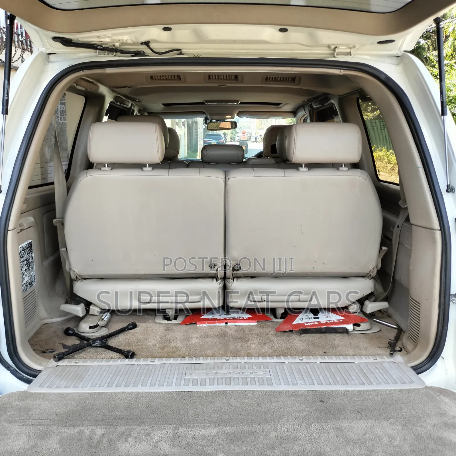 Toyota Land Cruiser 2001 White