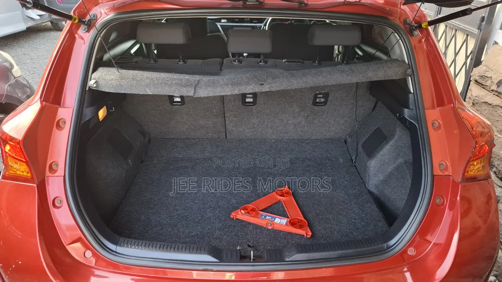 Toyota Auris 2012 Red