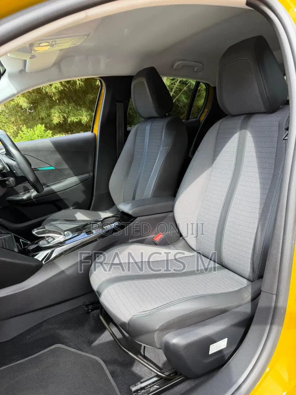 Peugeot 208 2020 Yellow
