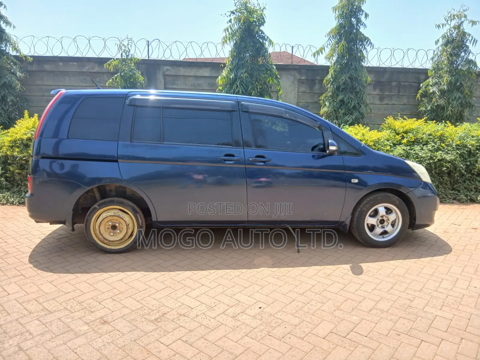 Toyota ISIS 2006 Blue