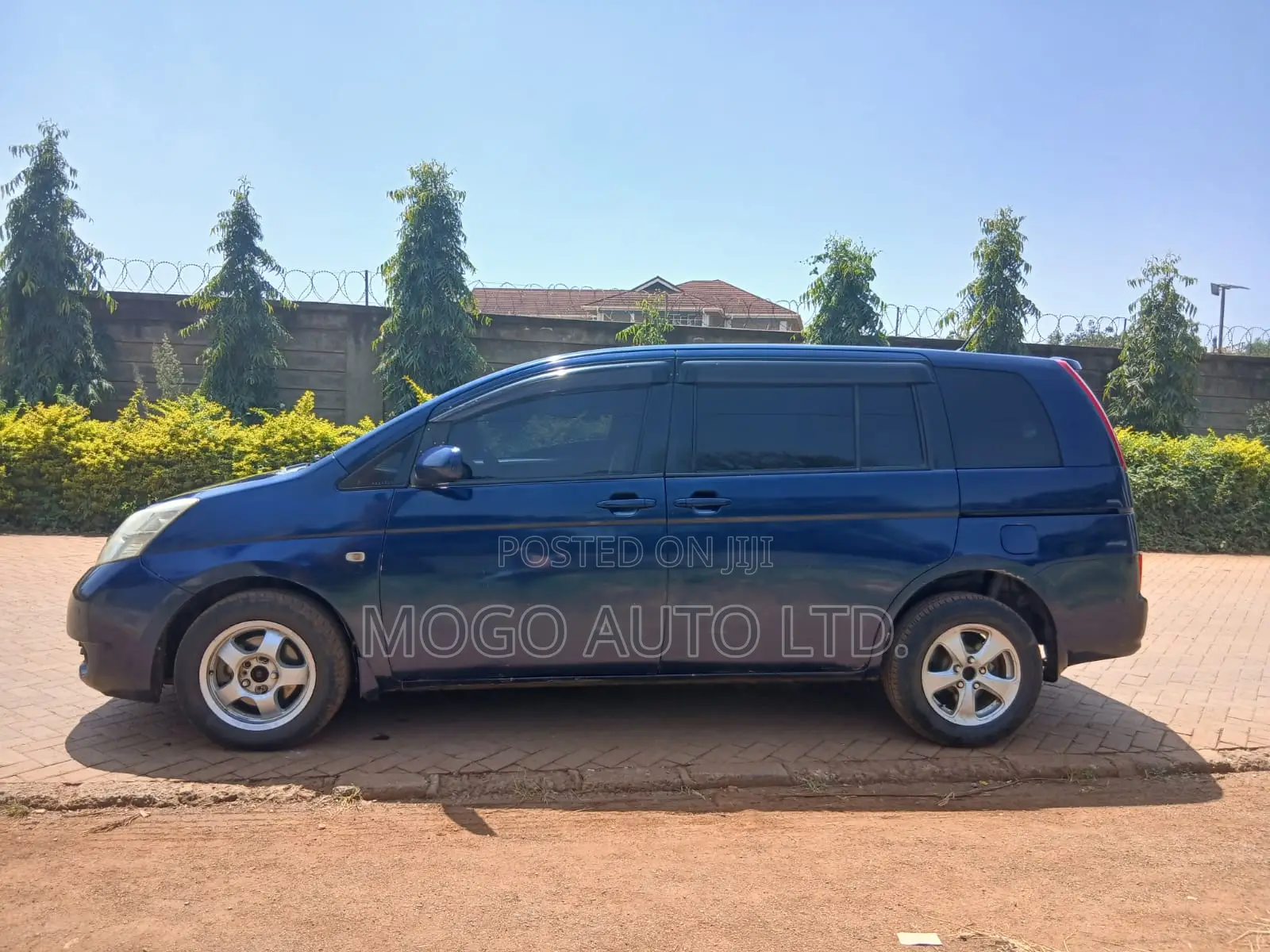 Toyota ISIS 2006 Blue