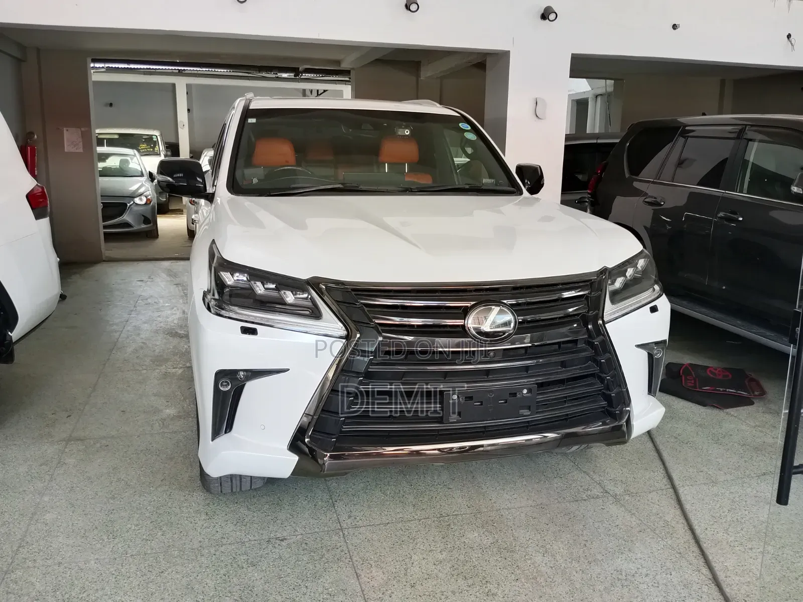 Lexus LX 570 AWD 2019 White