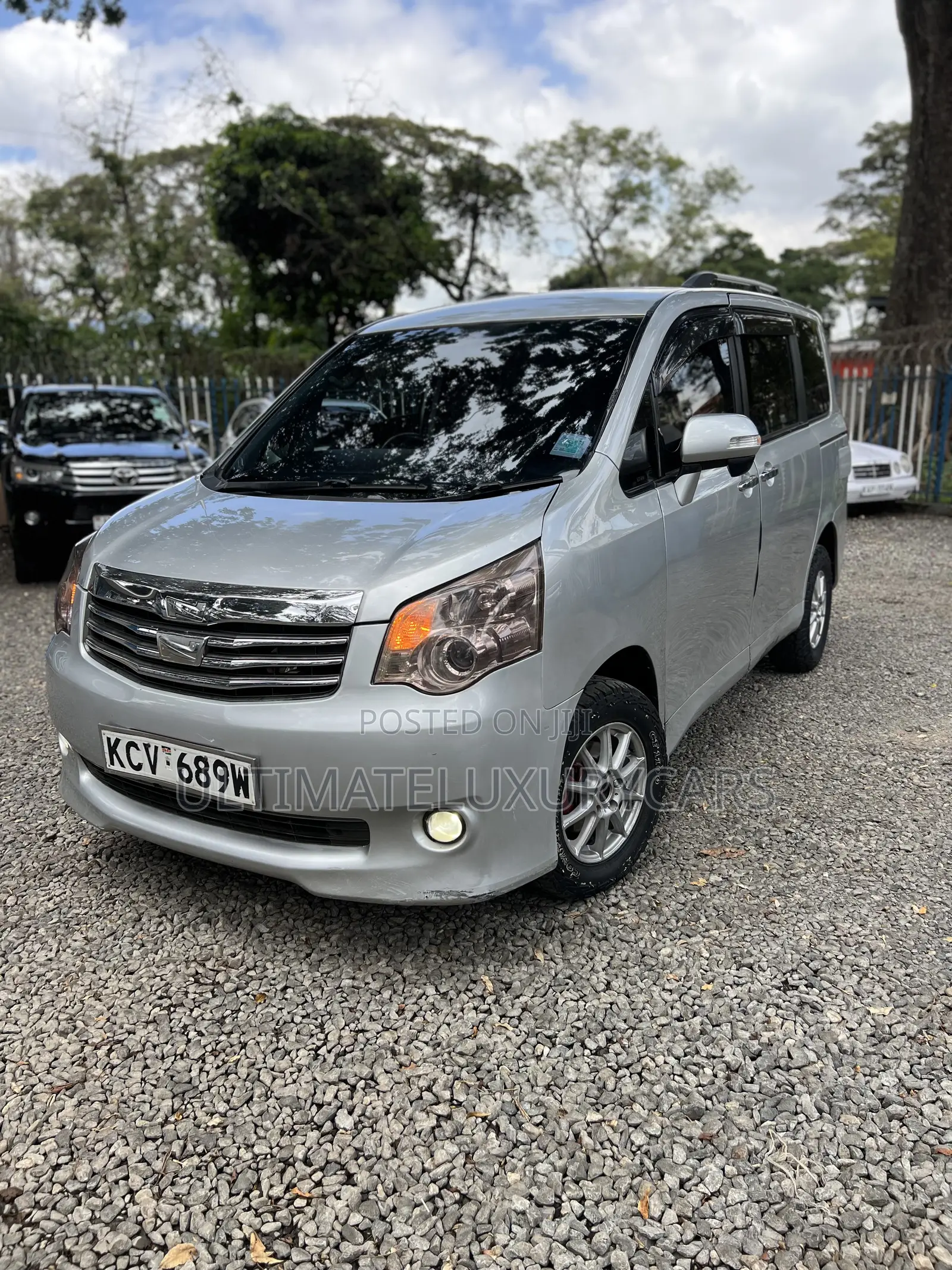 Toyota Noah 2.0 158hp FWD (8 Seater) 2012 Silver
