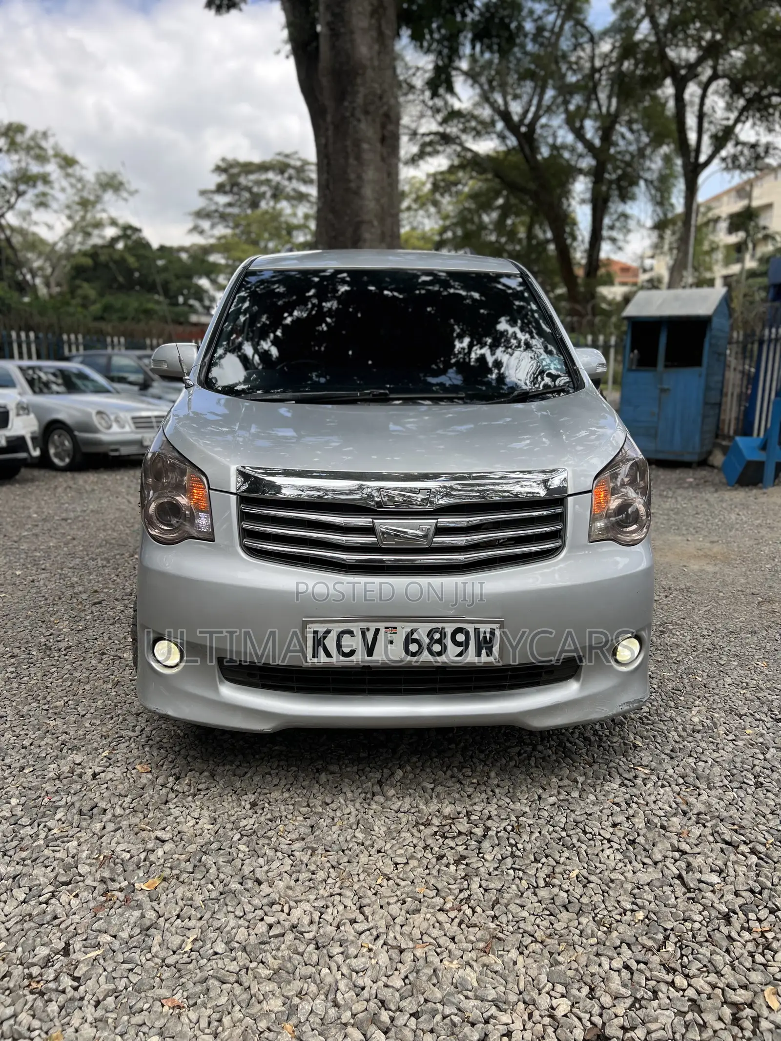 Toyota Noah 2.0 158hp FWD (8 Seater) 2012 Silver